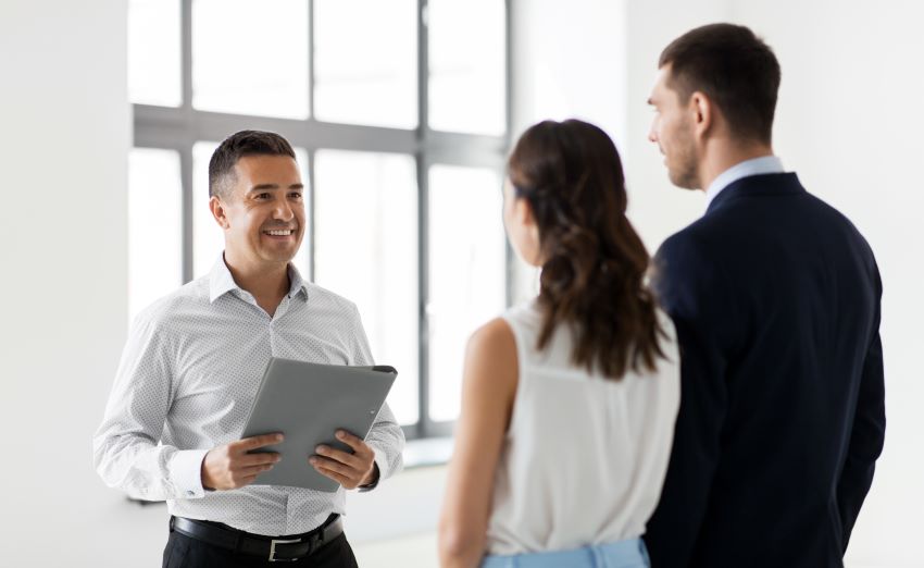 Buyers agent in Artarmon guiding clients