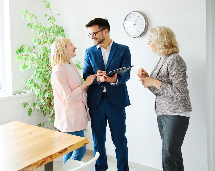 Buyers agent in Cremorne guiding clients