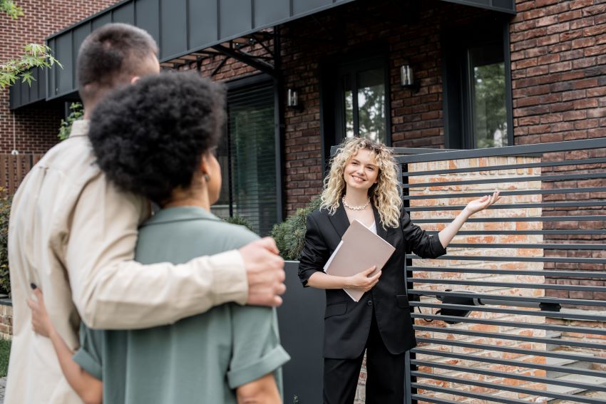 Buyers agent in Huntleys Point guiding clients