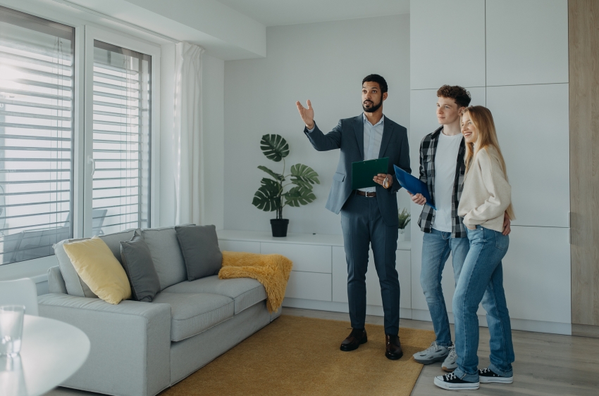 Buyers agent in Neutral Bay guiding clients