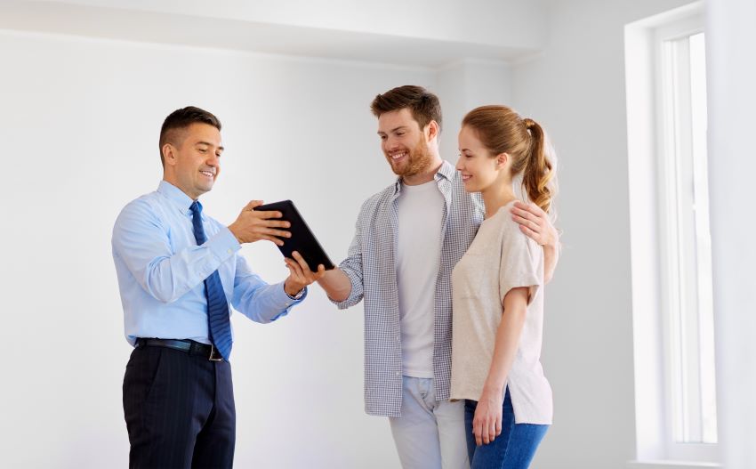 Buyers agent in Middle Cove guiding clients